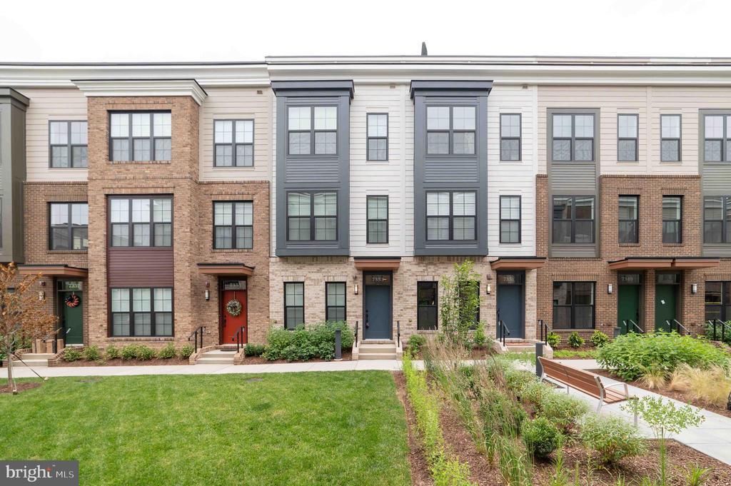 7353 Blade Dr in Falls Church, VA - Building Photo