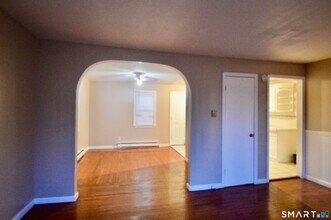 136 Forest Rd in West Haven, CT - Foto de edificio - Building Photo