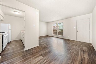 2314 Parker Ln in Austin, TX - Building Photo