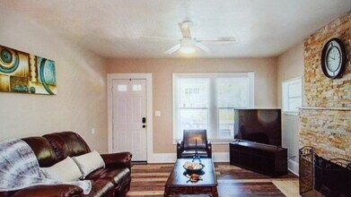 1003 Jasmine Way in Clearwater, FL - Building Photo - Building Photo