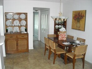 358 Chatham R in West Palm Beach, FL - Building Photo - Building Photo