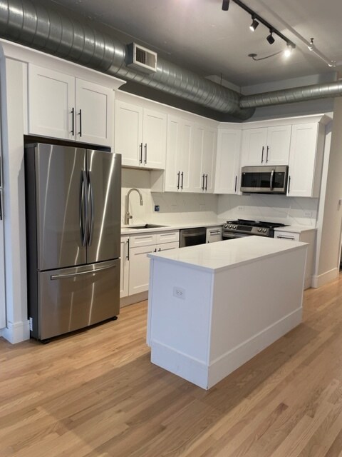 1000 W Adams St, Unit 3 bedroom w. doorman in Chicago, IL - Building Photo - Building Photo