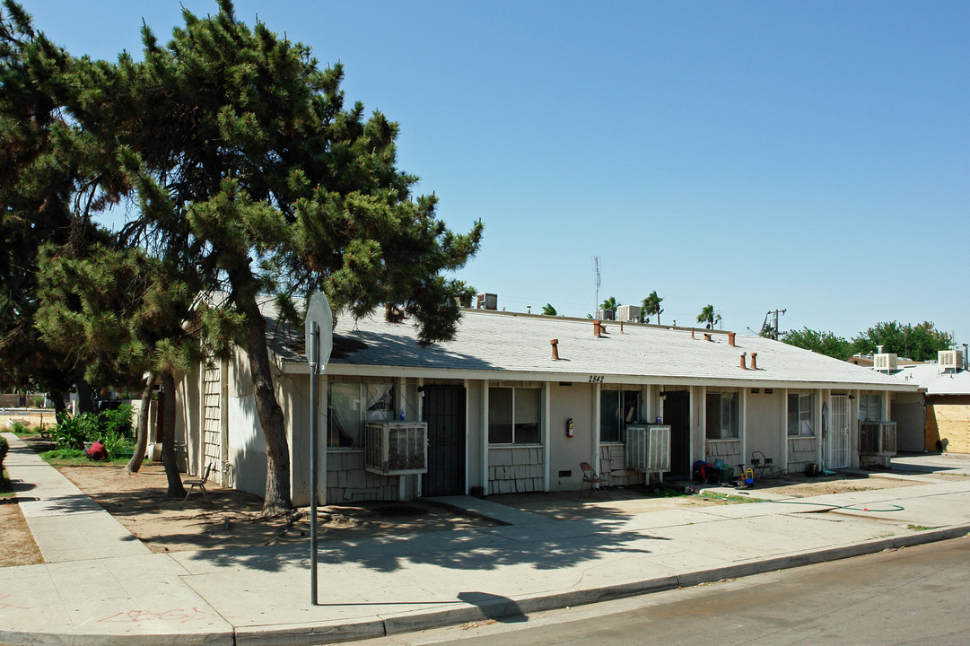 2842 E Hammond Ave in Fresno, CA - Building Photo