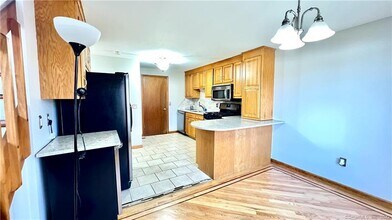 24 Arthur Dr in South Windsor, CT - Building Photo - Building Photo