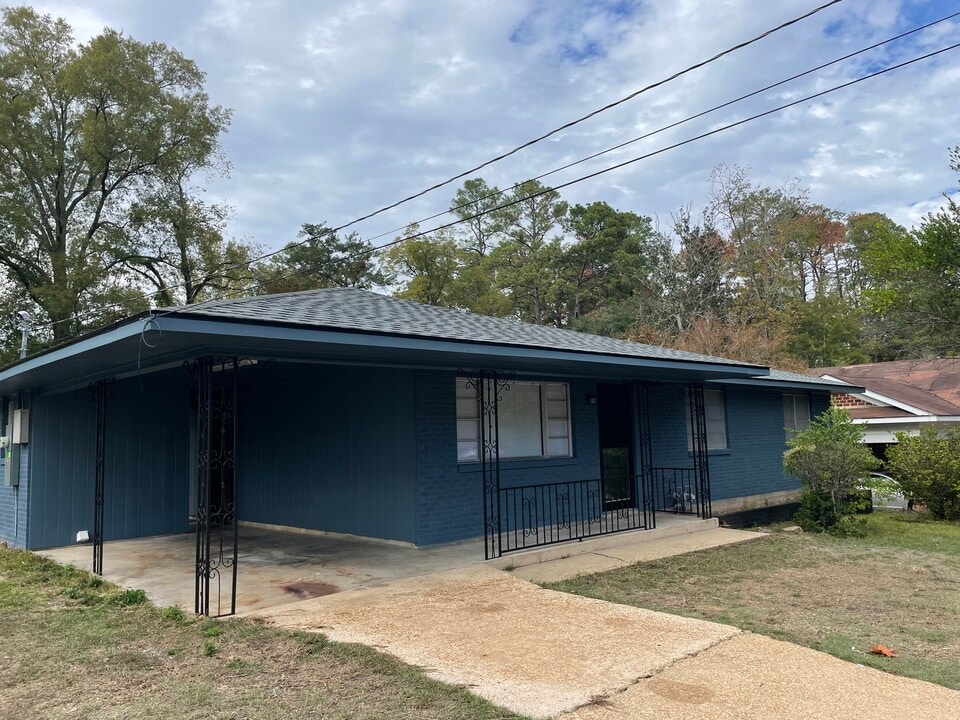 1409 Oakland St in Pineville, LA - Building Photo