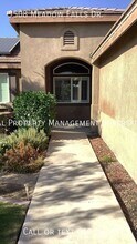 9508 Meadow Falls Dr in Bakersfield, CA - Building Photo - Building Photo