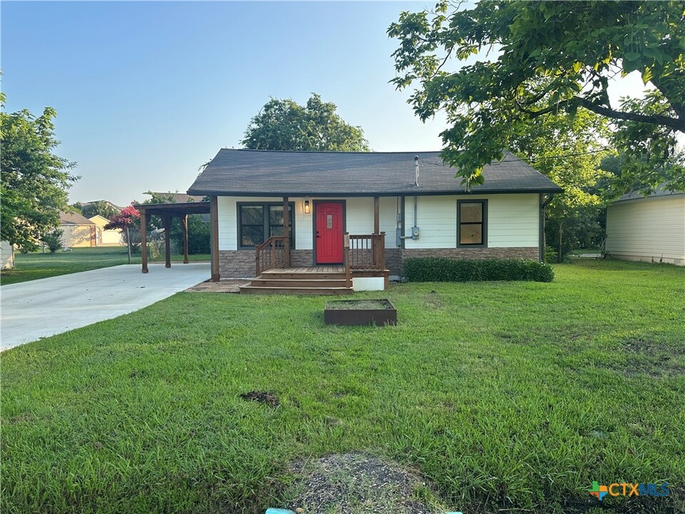 2004 W 3rd St in Taylor, TX - Building Photo