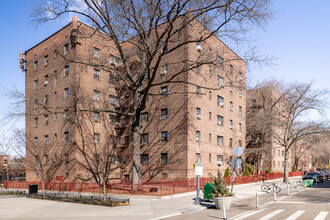 7801 34th Ave in Jackson Heights, NY - Foto de edificio - Building Photo