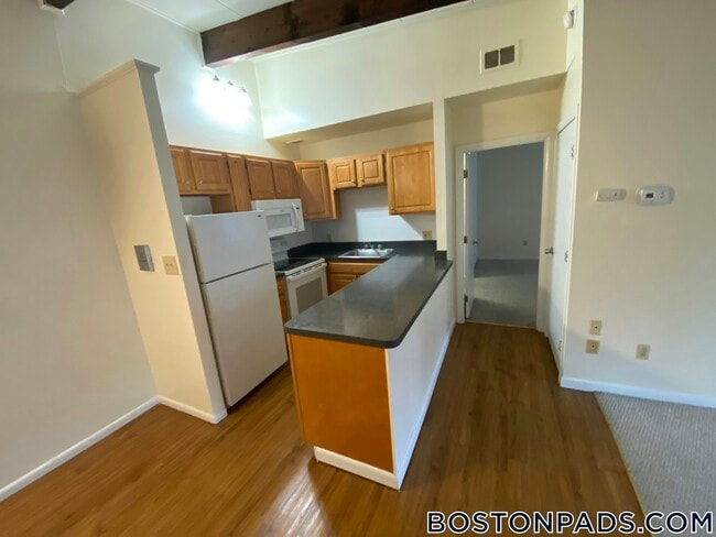 18 Westgate Dr, Unit 204 in Woburn, MA - Foto de edificio - Building Photo