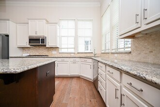 9546 London Bridge Station in Houston, TX - Building Photo - Building Photo