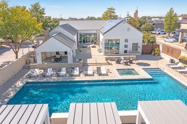 Pavilion Townplace at Inwood Village Apart in Dallas, TX - Building Photo