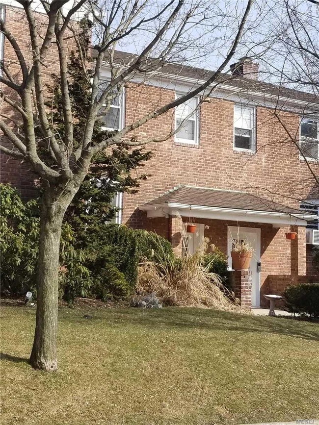 35 Prospect St in Great Neck, NY - Foto de edificio - Building Photo