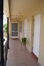410 NW 47th Ave in Miami, FL - Foto de edificio - Building Photo