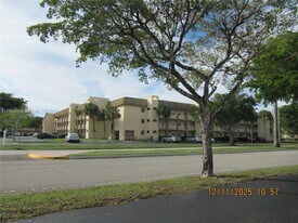 8285 Sunrise Lakes Blvd in Sunrise, FL - Building Photo