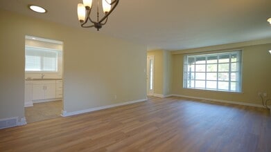 17 Ravenview Dr in Toronto, ON - Building Photo - Building Photo