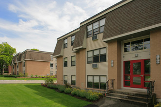 Oxford Apartments in Stoughton, MA - Foto de edificio - Building Photo