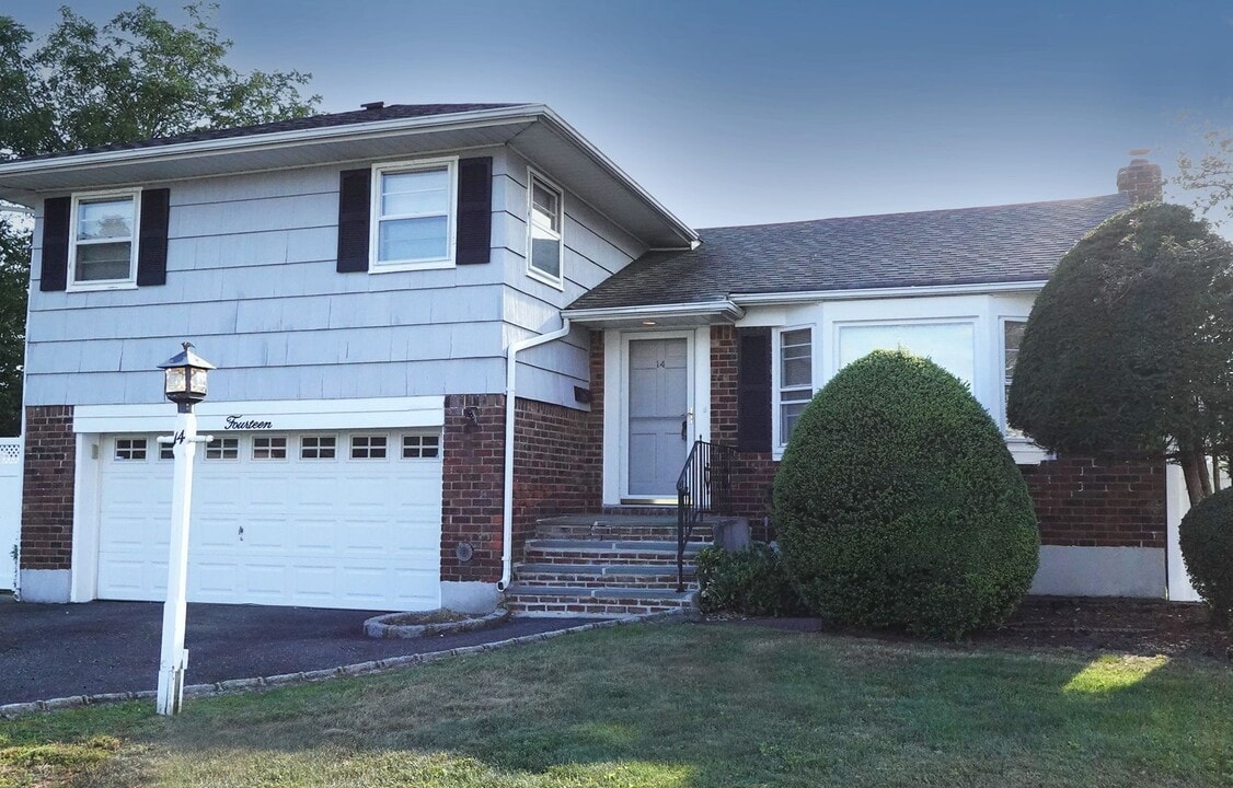 14 Forest Dr in Plainview, NY - Building Photo