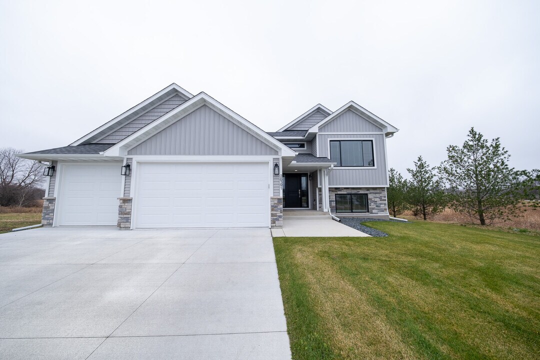 26391 Preserve Dr in Elko New Market, MN - Building Photo