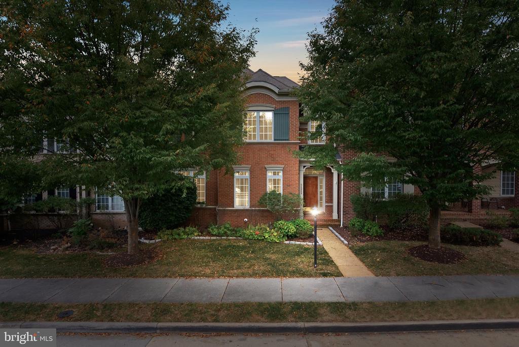 24908 Castleton Dr in Chantilly, VA - Building Photo