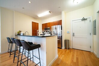 9 Miner St, Unit 406 in Boston, MA - Building Photo - Building Photo