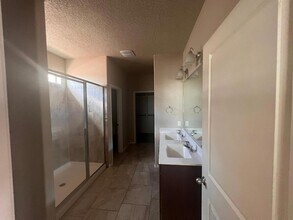 1741 Valle Vista Rd NW in Los Lunas, NM - Foto de edificio - Building Photo