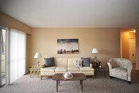 Fraser Manor Apartments in Kelowna, BC - Building Photo - Building Photo