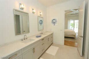 300 2nd Ave N in Naples, FL - Building Photo