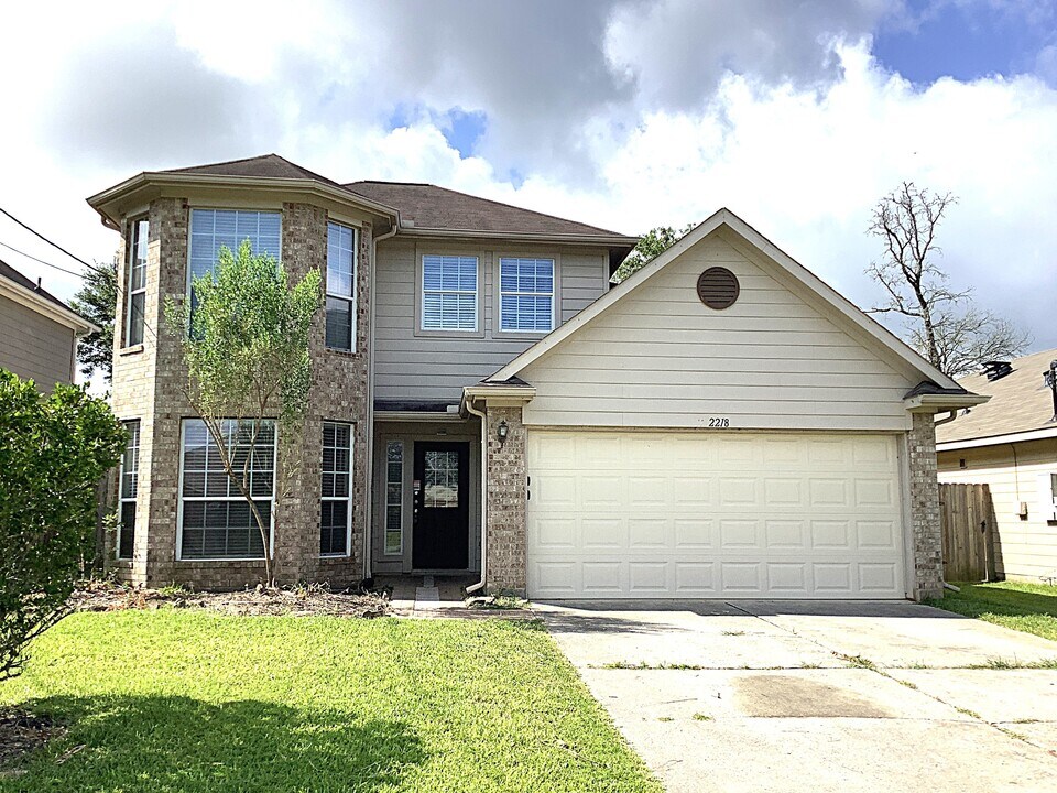 2218 Shady Pine Dr in Conroe, TX - Building Photo