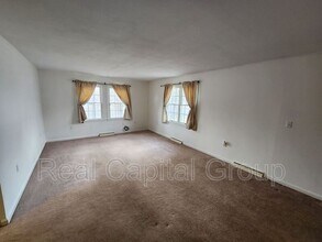 1A Oathout Ln in Latham, NY - Building Photo - Building Photo