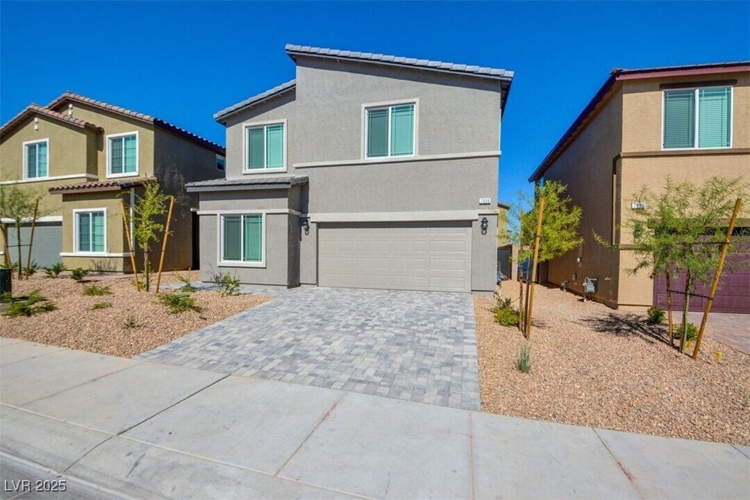 7906 W Agate Ave in Enterprise, NV - Building Photo