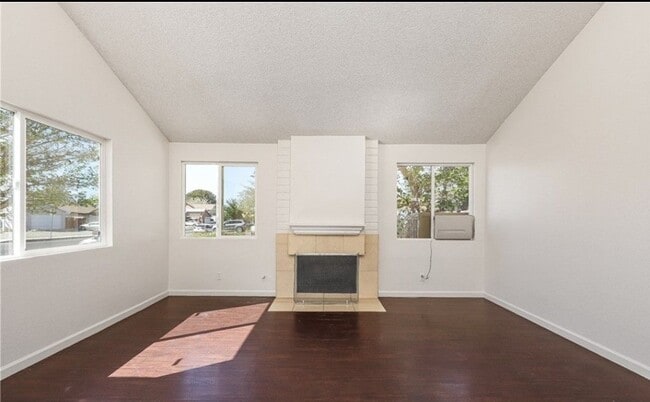 44518 Benald St in Lancaster, CA - Foto de edificio - Building Photo