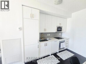 297 College St in Toronto, ON - Building Photo - Building Photo