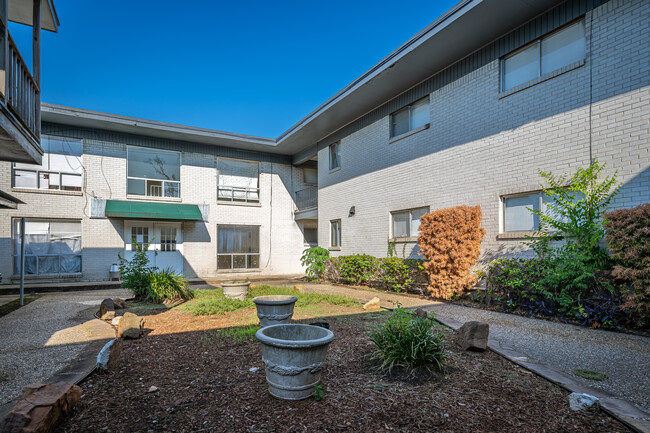 Royal Oaks Apartments in Beaumont, TX - Building Photo - Building Photo