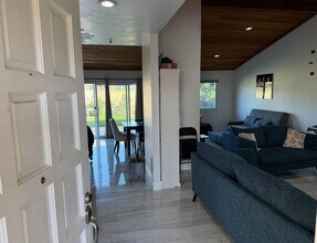 1490 Sierra Madre Dr in Camarillo, CA - Foto de edificio - Building Photo