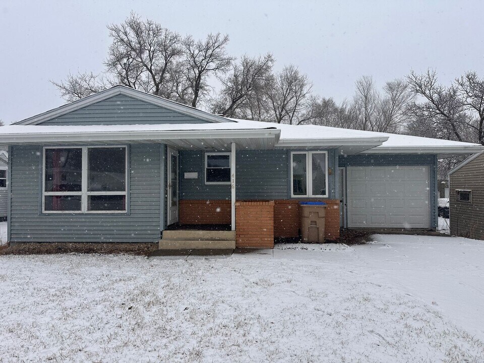 416 21st St NW in Minot, ND - Building Photo