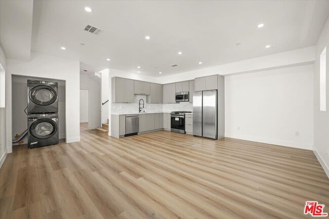 property at 914 N Hudson Ave