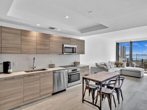 121 NE 34th St in Miami, FL - Building Photo - Building Photo