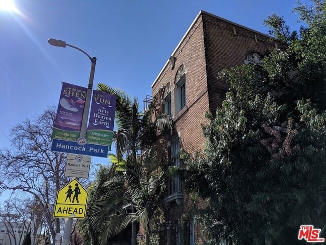property at 649 N Rossmore Ave