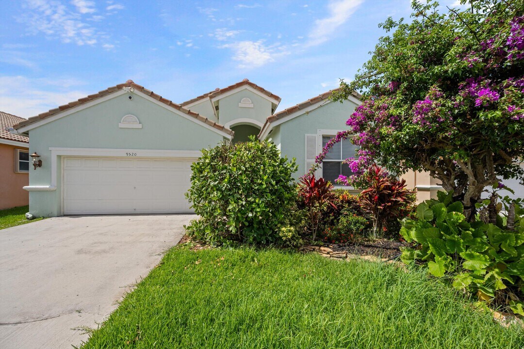 9520 Lago Dr in Boynton Beach, FL - Building Photo