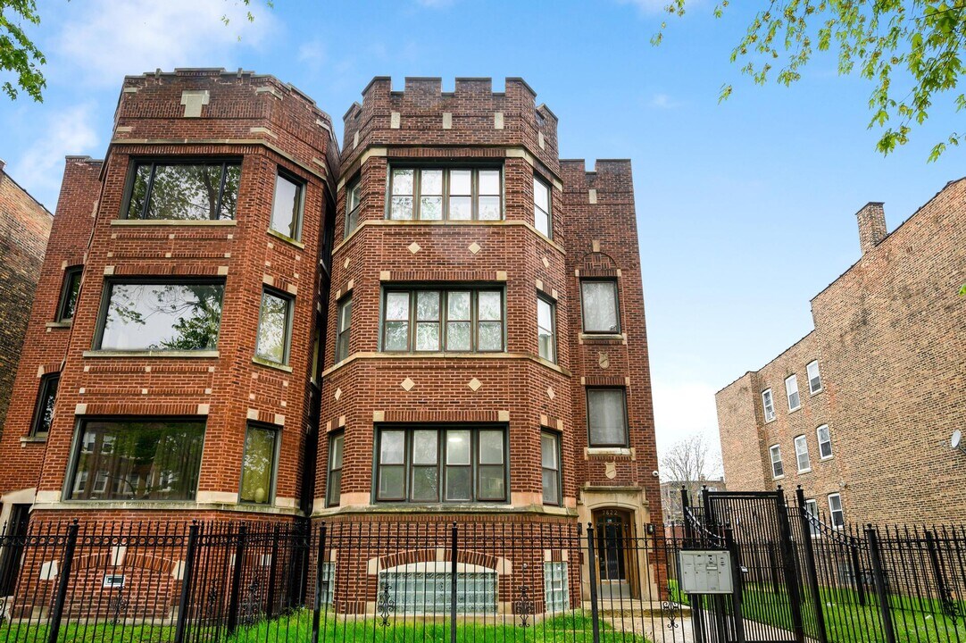 7822 S Colfax Ave in Chicago, IL - Building Photo