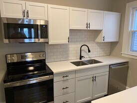 848 Beaconsfield Ave, Unit 848-1S in Grosse Pointe Park, MI - Building Photo