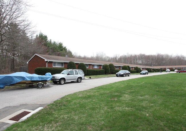 Lakeside Manor Apartments in Oakdale, CT - Building Photo - Building Photo