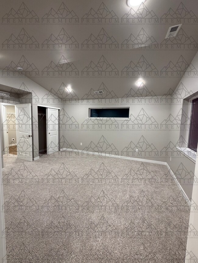 1032 Warco Dr in Cascade Locks, OR - Building Photo - Building Photo