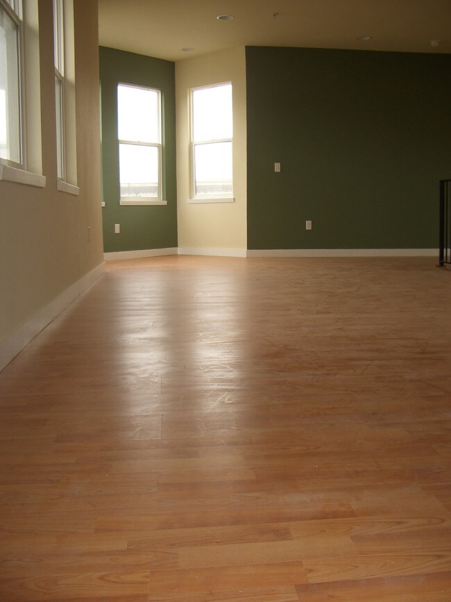 8 Live/Work Units - Exempt from Rent Control in Oakland, CA - Foto de edificio - Building Photo