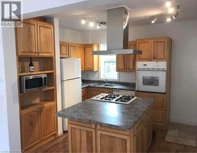 20 Melbourne St in Hamilton, ON - Building Photo - Building Photo