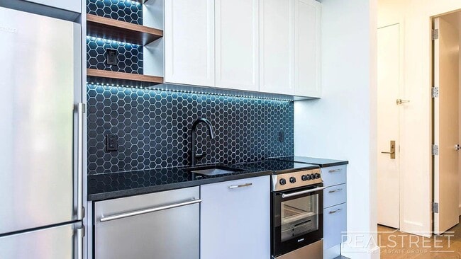 Monitor Street, Unit 4D in Brooklyn, NY - Foto de edificio - Building Photo