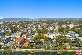 439 Howland Canal in Los Angeles, CA - Building Photo - Building Photo