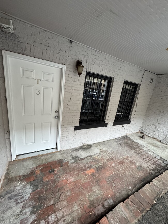10-16 E Chase St
