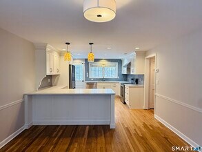 1091 Round Hill Rd in Fairfield, CT - Building Photo - Building Photo