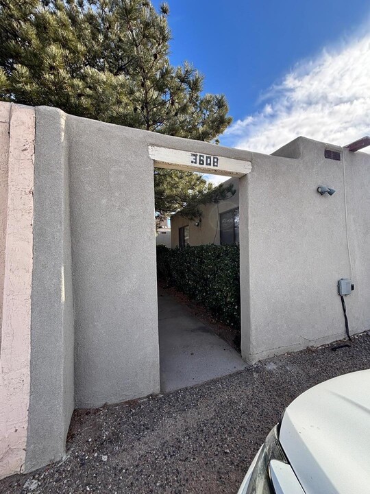 3608 Bryn Mawr Dr NE in Albuquerque, NM - Building Photo